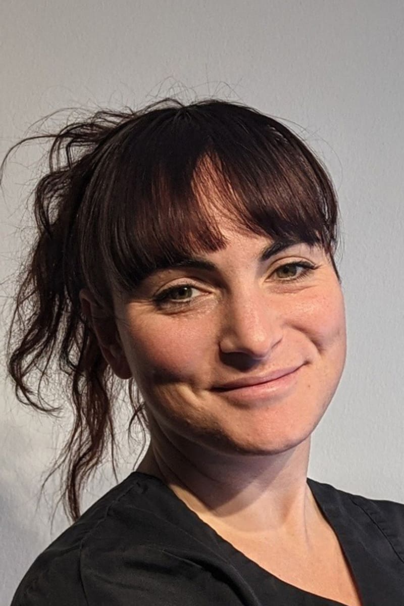 Dott.ssa Cacciabue Paola Ginevra      Odontoiatra Specialista in OrtodonziaSi occupa nella struttura di Ortodonzia e Medicina Estetica del Visowww.ortodonticapagi.com